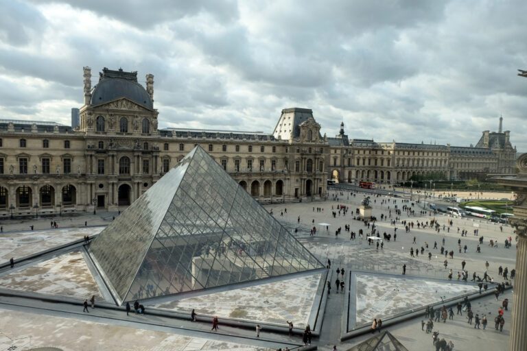 Influencers burlan seguridad en el Museo de Louvre