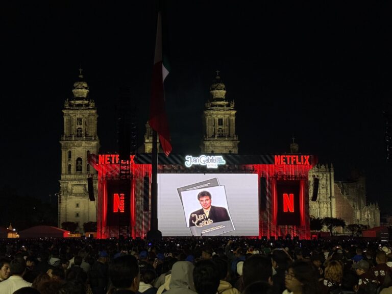 Juan Gabriel llenó el Zócalo con 170 mil personas… nueve años después de su muerte