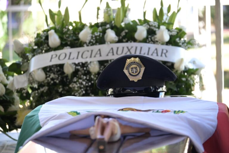 Rinden homenaje póstumo a policía caído al intentar frustrar robo a una tienda departamental