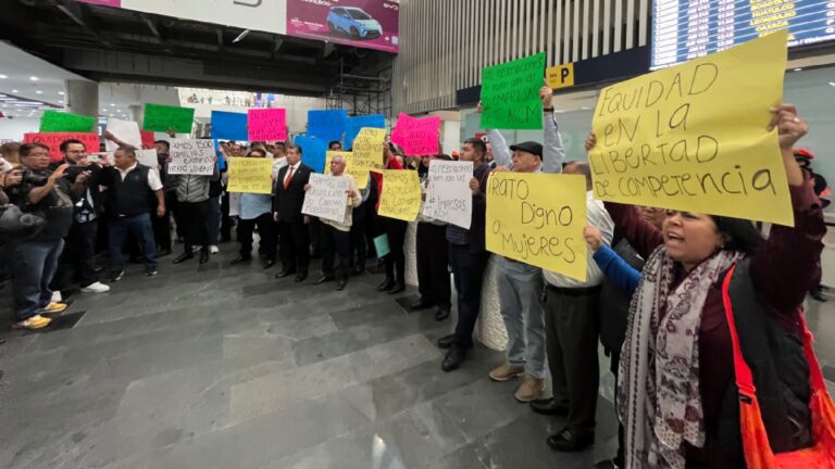 Taxistas del AICM denuncian corrupción y competencia desleal; amenazan con bloqueos viales