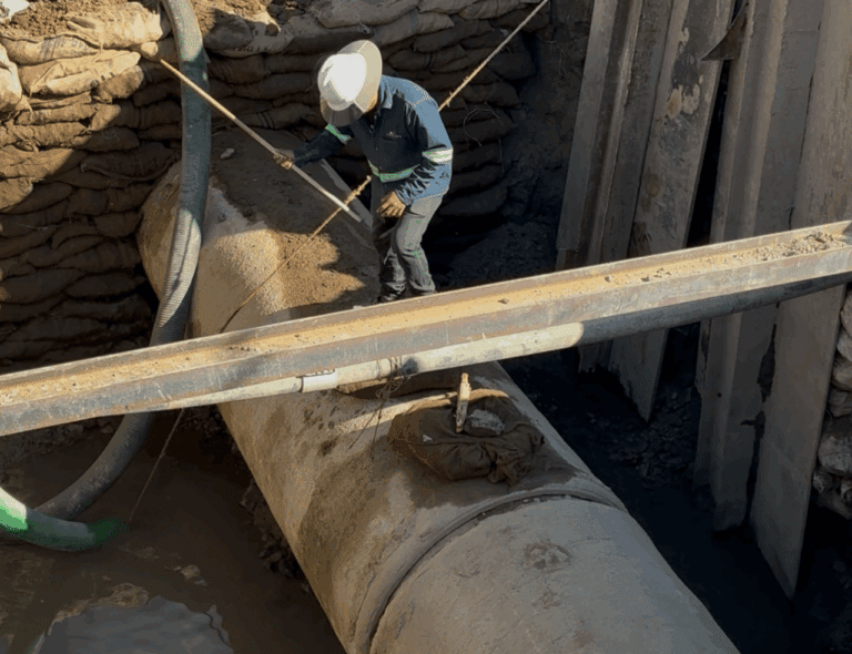Socavón y fuga de agua en Iztapalapa