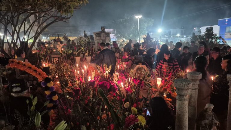 Mixquic despidió a sus fieles difuntos entre tumbas alumbradas y ofrendas majestuosas