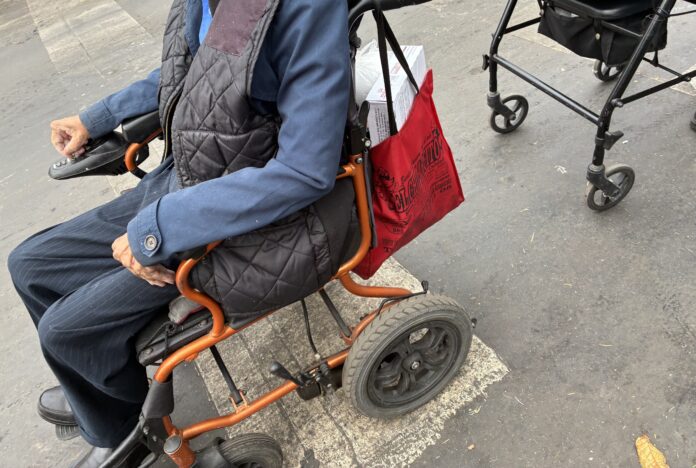 Chamuscada la pierna, como chicharrón por quemadura de cohetes en diciembre