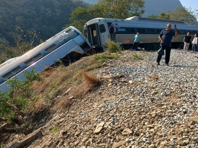 El descarrilamiento de un tren en Oaxaca ha dejado hasta el momento 20 pers