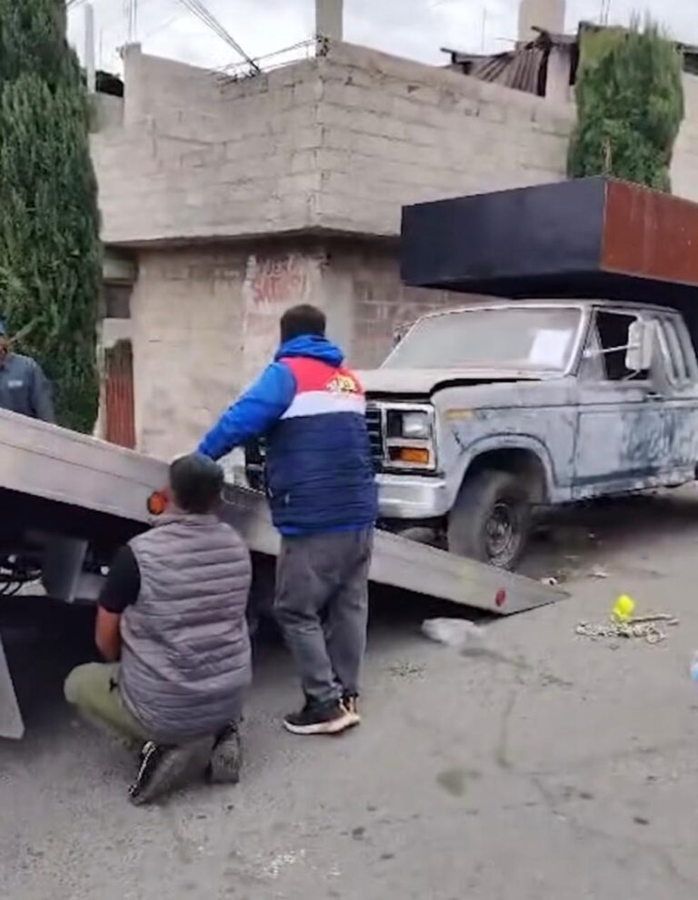 Retiran vehículos abandonados en calles de Tecamac que generaban riesgos ambientales