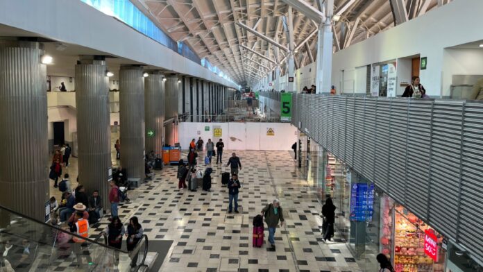 Remodelaciones en el AICM generan incomodidad a pasajeros tras fiestas dece