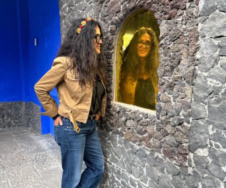 Salma Hayek visita el Museo Frida Kahlo