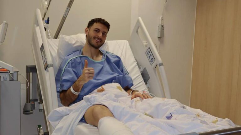 Santiago Giménez operación un éxito FOTO: X: @Santgimenez_