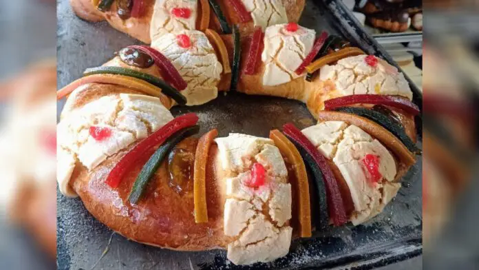Largas filas en panaderías de CDMX por la Rosca de Reyes, pese a precios el