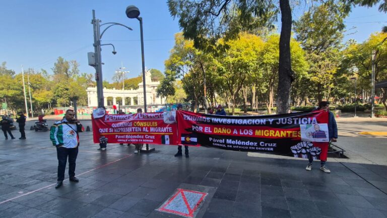 Migrantes exigen destitución del cónsul mexicano en Denver por negligencia