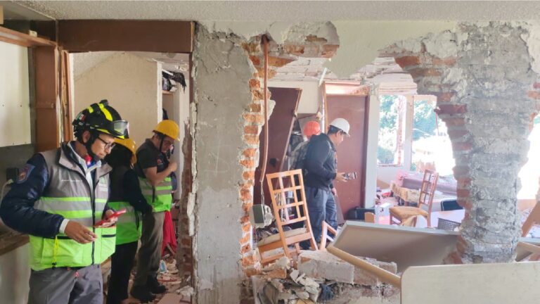 Brutal explosión en edificio de Coyoacán deja a 24 familias sin hogar; pareja de la tercera edad resulta grave