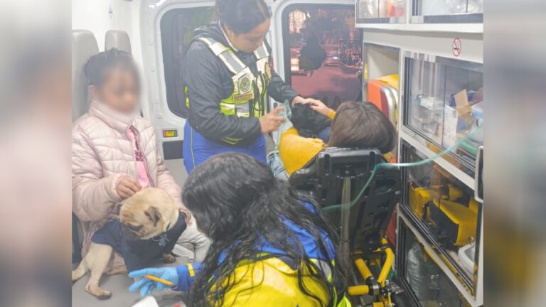 Bomberos de CDMX y ERUM rescatan a familia intoxicada por gas