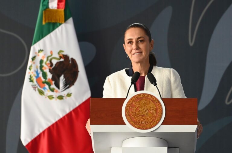 Sheinbaum llama a fortalecer la democracia y descarta crisis con España