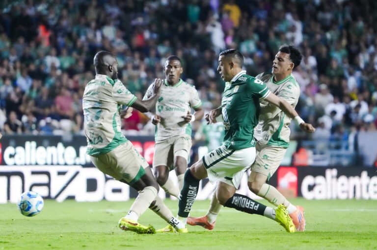 León sufre pero vence a Santos con goles en el primer tiempo