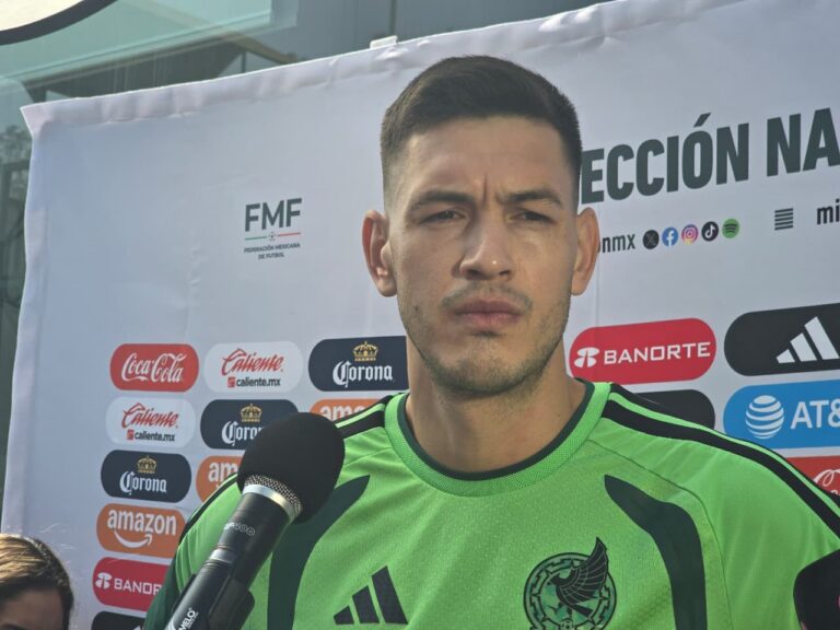 El zaguero César Montes defiende a Guillermo Ochoa y a Álvaro Fidalgo