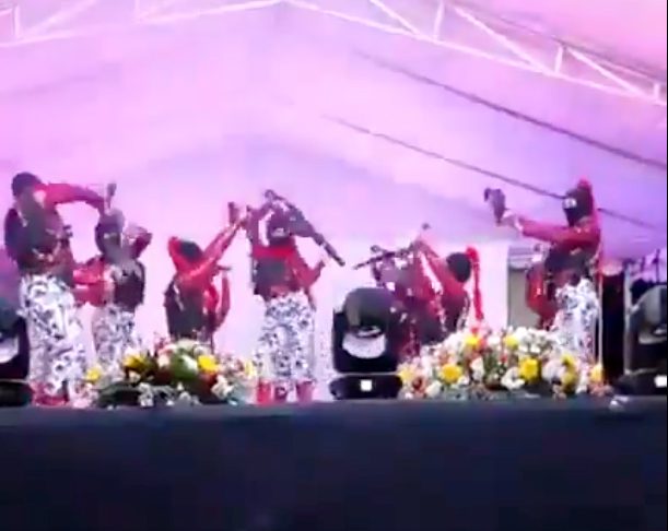 Baile escolar con armas falsas, causa polémica en Michoacán 