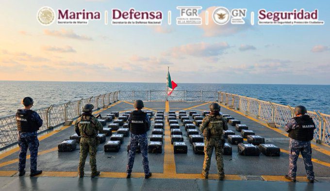 Marinos aseguran dos toneladas de cocaína que flotaban en el mar