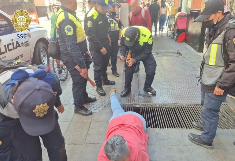 Policías auxilian a mujer que cayó en registro