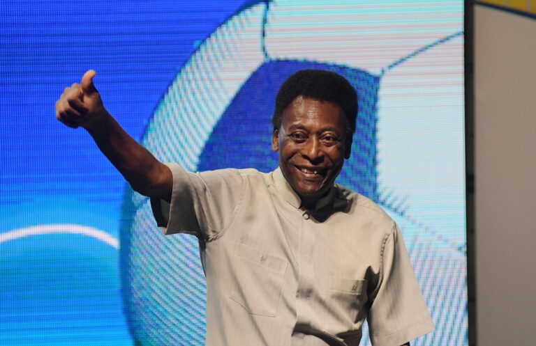 Fue inaugurada estatua de “Pelé” frente al Estadio Jalisco