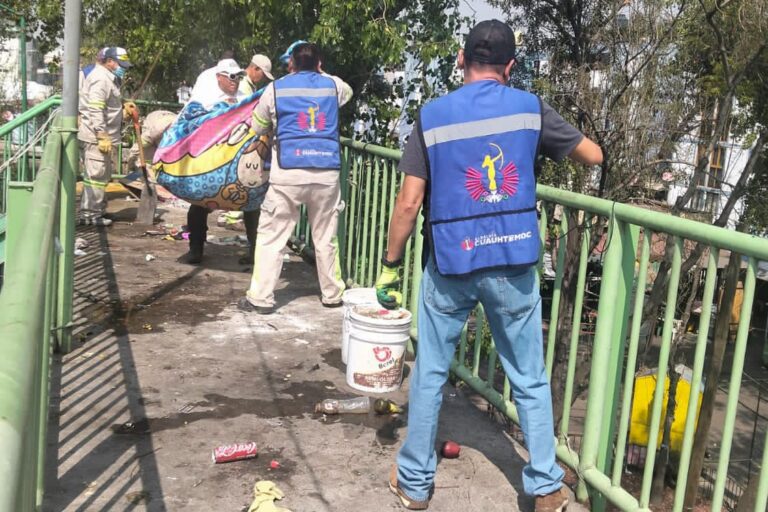 Personal de la alcaldía Cuauhtémoc puente peatonal