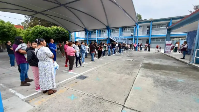 Padres y madres protestan en primaria de Tláhuac tras caso de profesora acusada de pornografía infantil