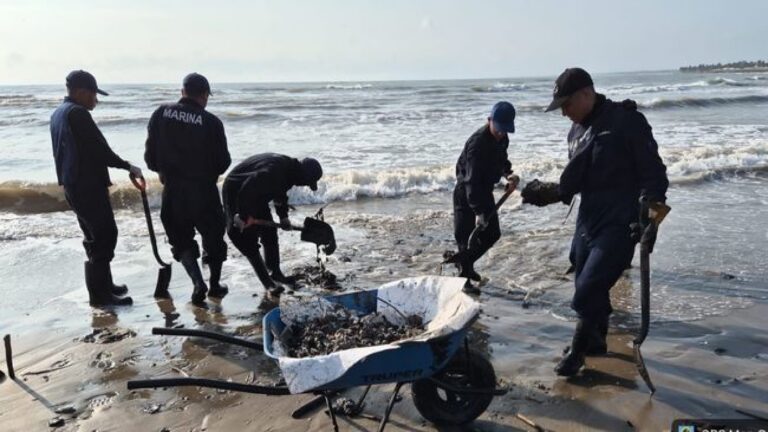 Continúa la contención y limpieza de crudo en costas de Veracruz y Tabasco