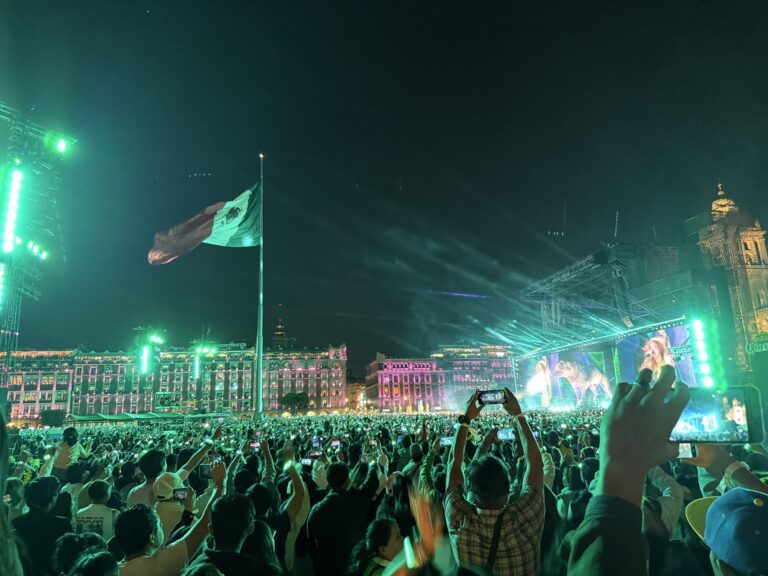 Shakira rompió el récord en el zócalo con 400 mil personas