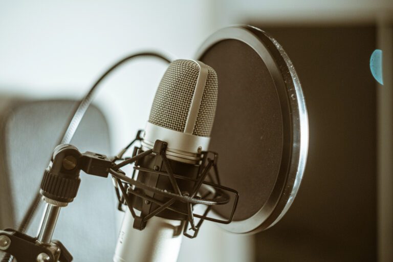 Nuestra voces documental: Un acercamiento personal, humano y único a las voces legendarias del doblaje