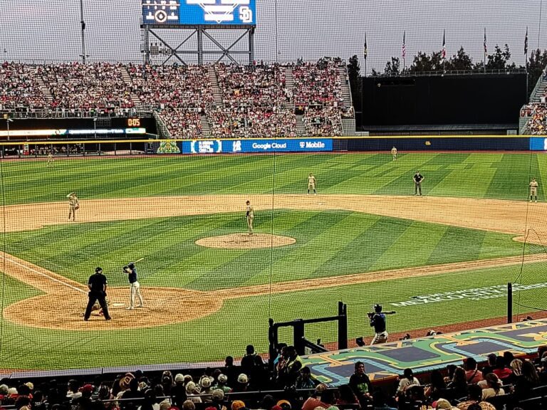 Los Padres de San Diego vencen a los Diamondbacks en CDMX