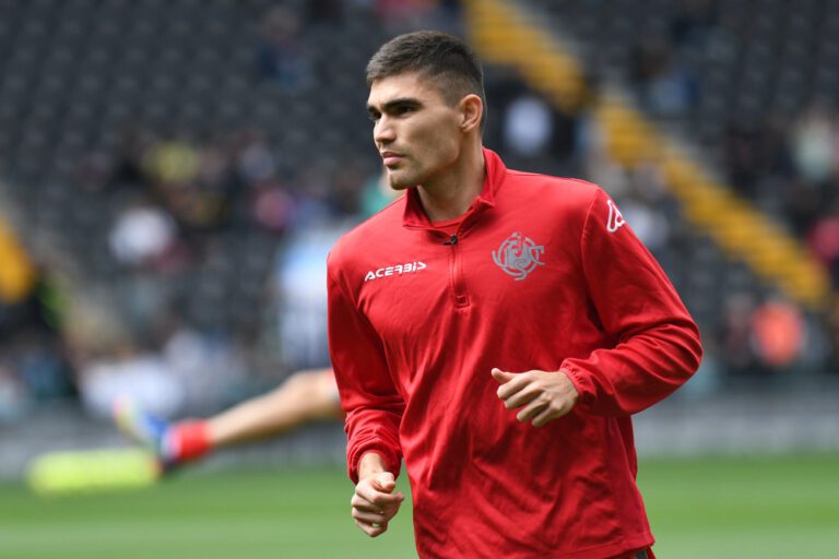 Johan Vásquez y Santiago Giménez pierden en Europa