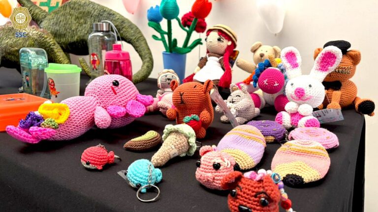 Internos del Reclusorio Norte fabrican artículos con motivo del Día del Niño
