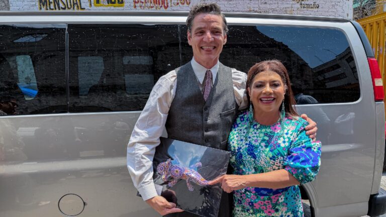 Pedro Pascal filma en el Centro Histórico de CDMX y recibe un regalo de Brugada