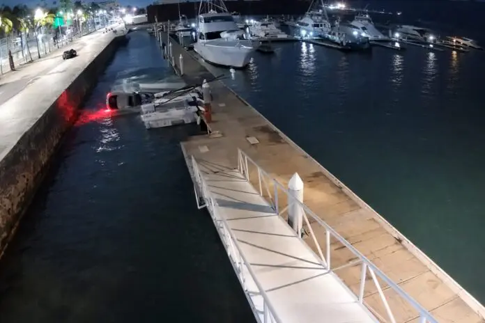 Vehículo cae al mar tras perder el control en Veracruz