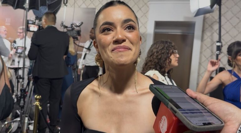 Paulina Gaitán viste de triunfo a México en los Premios Platino Xcaret