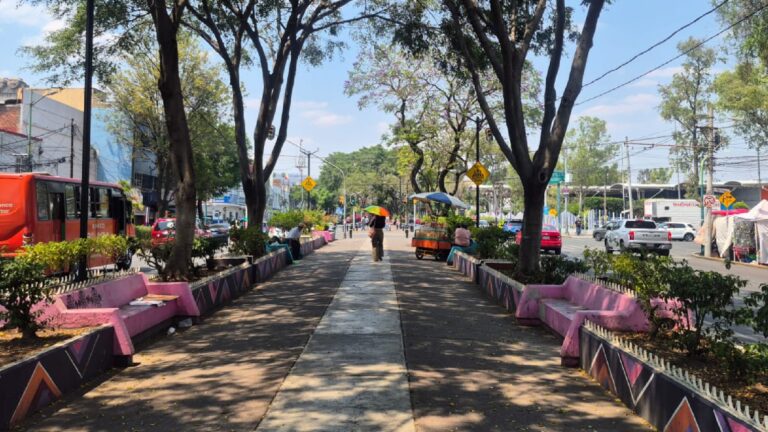 Trabajadores al aire libre, los más vulnerables ante la ola de calor en CDMX