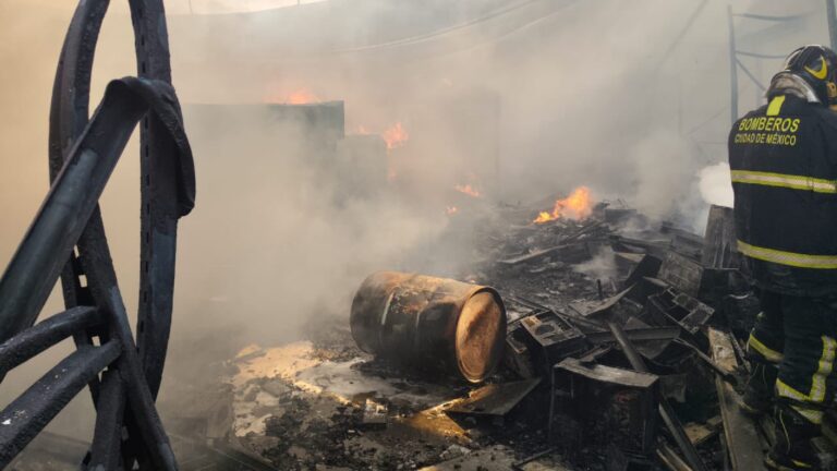 Incendio en nave industrial de Tláhuac obliga a desalojar a más de 300 personas
