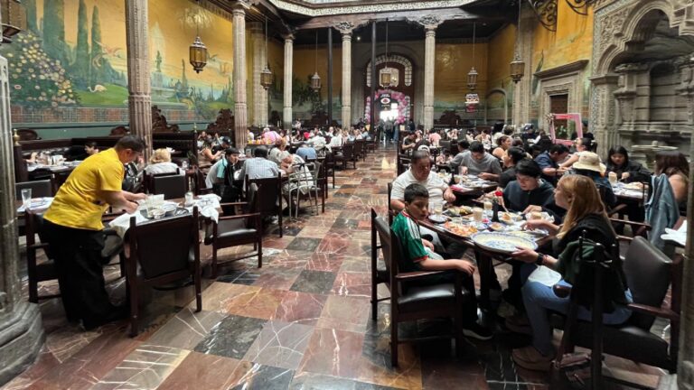 Restaurantes de CDMX lucieron largas filas, pero menos saturación este Día de las Madres