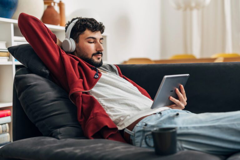 Entretenimiento en línea y bienestar mental: lo que dicen los expertos sobre pasar el tiempo libre en plataformas digitales 
