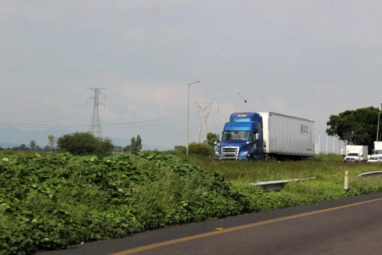 Crisis en carreteras: violencia y rezago en flota golpean al transporte de carga en México