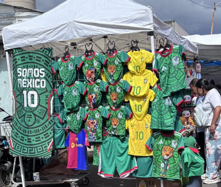Piratería golea al comercio formal en artículos de la Fiesta Futbolera
