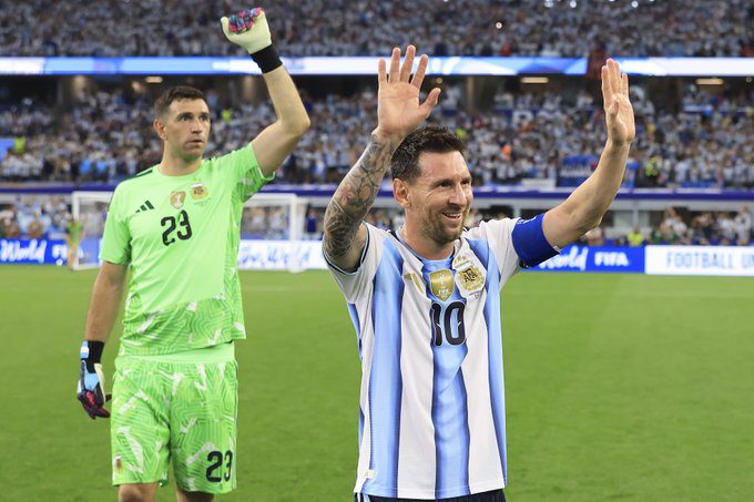 Leo Messi y el Dibu Martínez festejan la victoria ante Austria con doblete del 10. Foto: X: @Argentina