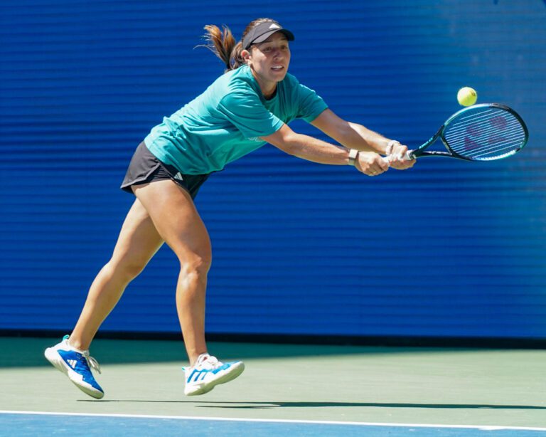 La tenista estadounidense Jessica Pegula sorprende a la bielorrusa Aryna Sabalenka