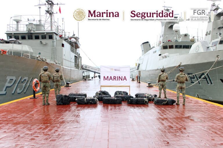 Marinos aseguran más de 800 kilos de droga en costas de Guerrero