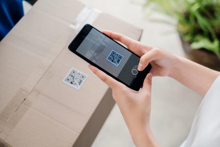 Alertan por nueva estafa con códigos QR en paquetes