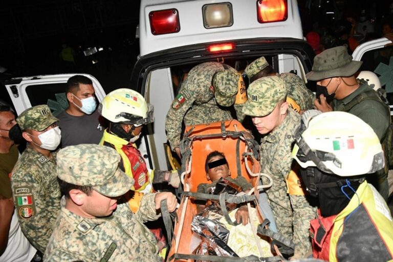 Elementos del Ejército Mexicano rescatan a un menor atrapado entre escombros en Venezuela
