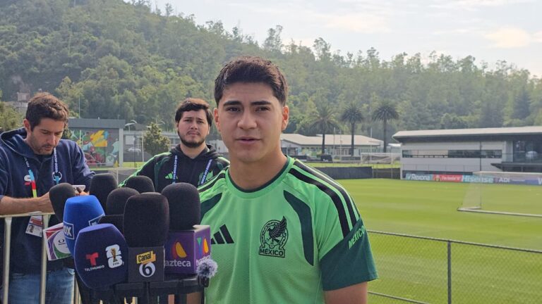 Obed Vargas en zona mixta de la Selección Mexicana. Foto: Arturo Sanguino / ACIR DEPORTES