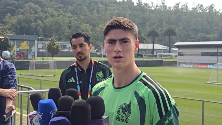 Armando González en zona mixta de la Selección Mexicana. Foto: Arturo Sanguino / ACIR DEPORTES