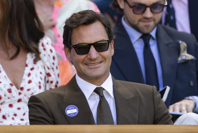 Roger Federer de visita en Wimbledon. Foto: X: @Wimbledon