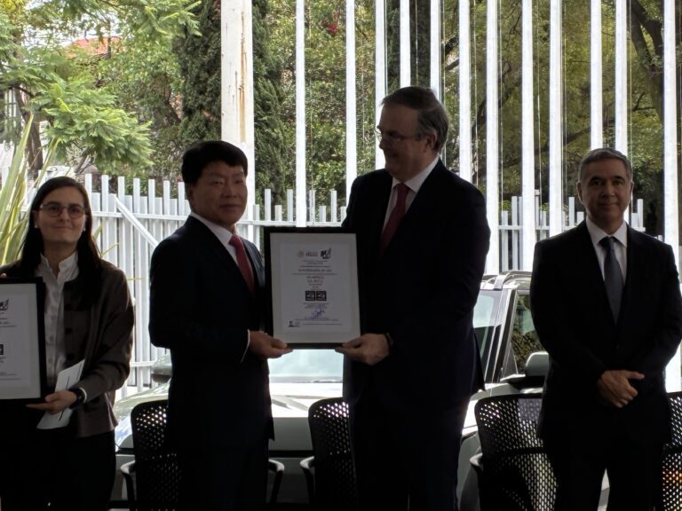 No es fácil competir contra México afirmó Ebrard al anunciar inversión de kia
