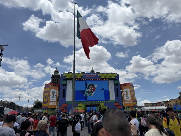 Zócalo capitalino fue testigo del intercambio de estampas más grande del mundo